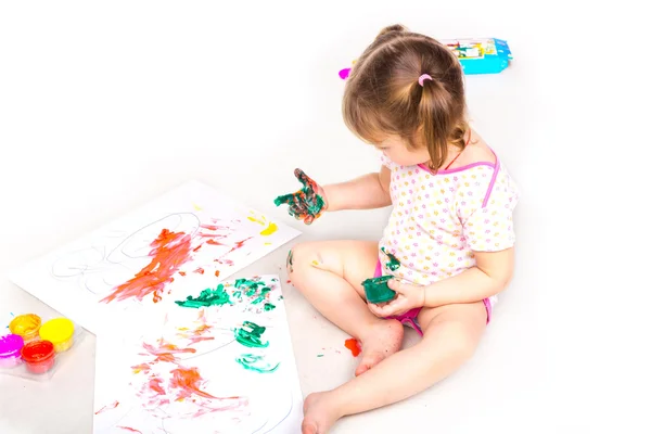 Bébé fille heureuse avec ses mains dans le dessin de peinture — Photo