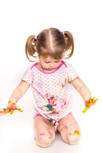 Bebê feliz menina com as mãos em tinta — Fotografia de Stock