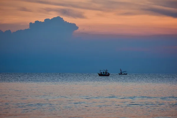 Pequeños barcos de filtra en el mar —  Fotos de Stock