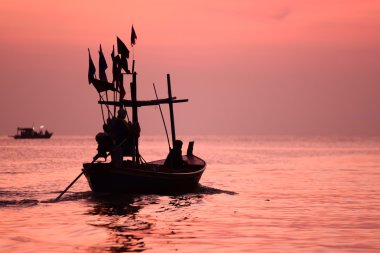 Denizde küçük bir balıkçı teknesi