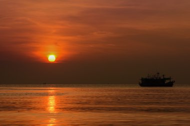 Denizde küçük bir balıkçı teknesi