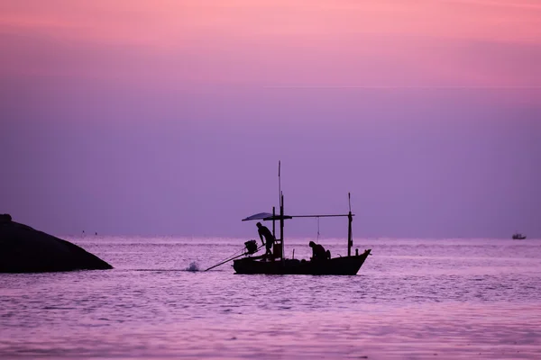 Pequeño barco de pesca en el mar —  Fotos de Stock