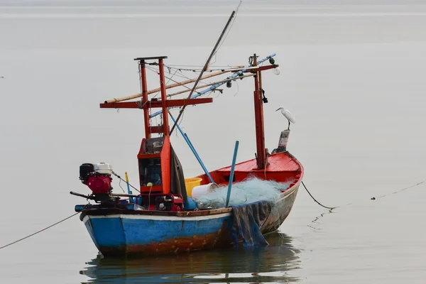 Liten fiskebåt i havet — Stockfoto