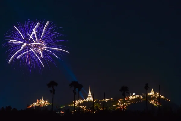 Feux d'artifice au-dessus du temple thaïlandais sur la colline — Photo