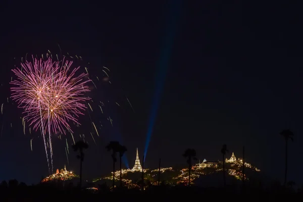 Feux d'artifice au-dessus du temple thaïlandais sur la colline — Photo