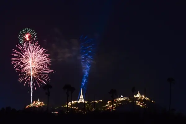 Feux d'artifice au-dessus du temple thaïlandais sur la colline — Photo