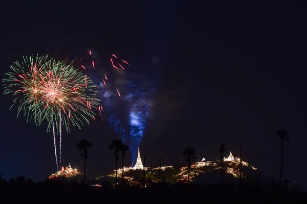 Feux d'artifice au-dessus du temple thaïlandais sur la colline — Photo