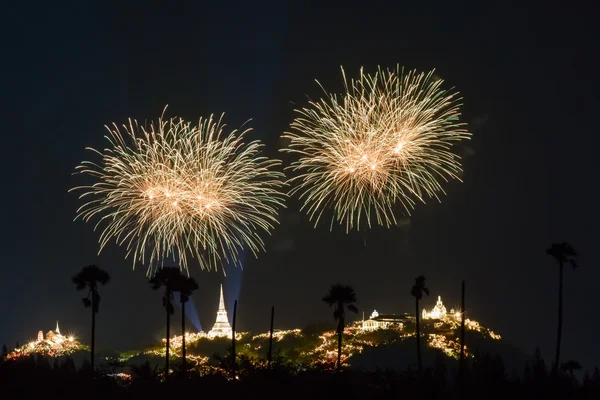 Feuerwerk über dem thailändischen Tempel auf dem Hügel — Stockfoto