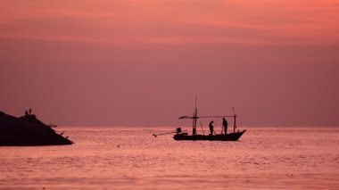 Okyanusta gün doğumu