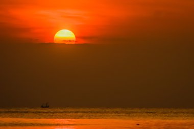 Okyanusta gün doğumu