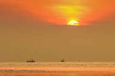 Okyanusta gün doğumu