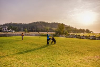 Golf oyuncu ve onun caddy