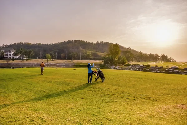 Jugador de golf y su caddy — Foto de Stock