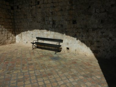 Taş sokak, boş tezgah