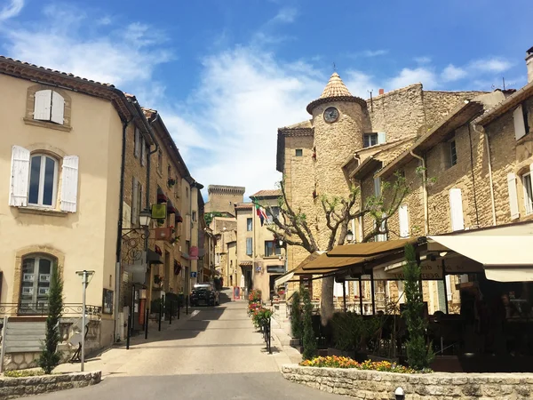 Küçük Fransız köy manzaralı mavi ve bulutlu gökyüzü