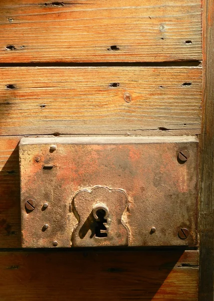 Antiguo candado oxidado de puerta de madera antigua — Foto de Stock