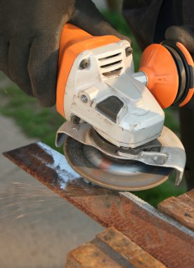 Metal bir parça taşlama