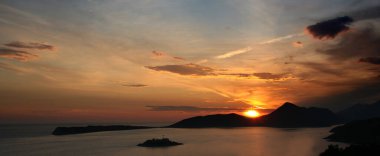 Karadağ 'ın Lustica Yarımadası' nda dramatik gökyüzü ile fantastik gün batımı manzarası