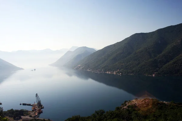 Vista Sulla Baia Boka Kotorska Montenegro Con Una Gru — Foto Stock