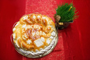 Cesnica, Sırp geleneğinde Noel yemeğinin vazgeçilmez bir parçası olan törensel, yuvarlak bir ekmek somunudur.