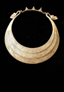 Siyah arka planda geleneksel Çin kolyesi.