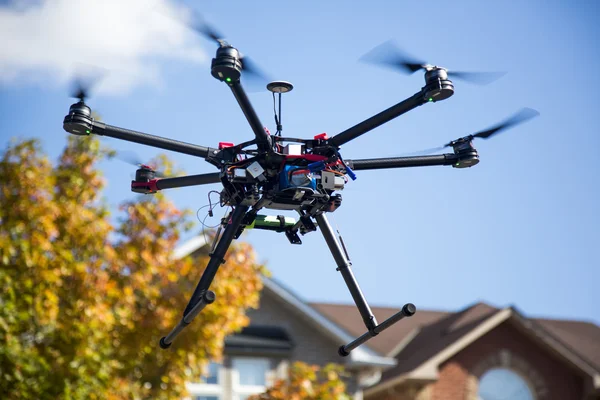 Fliegende Drohne lizenzfreie Stockbilder