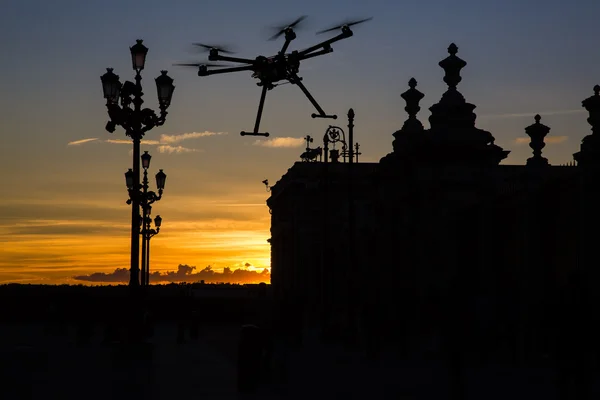 Repülő drone napnyugtakor ég — Stock Fotó