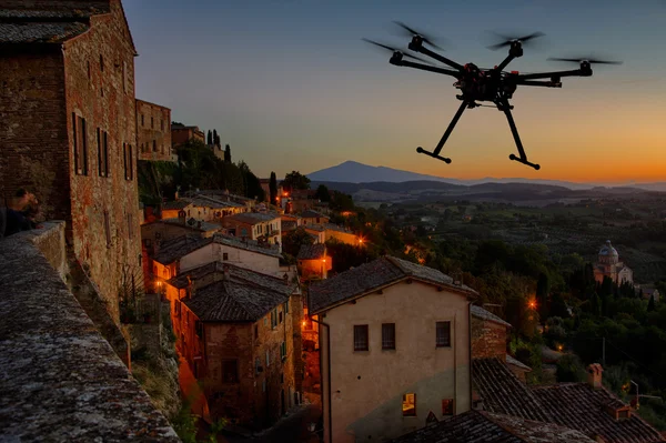 Vliegende drone in de zonsondergang hemel — Stockfoto