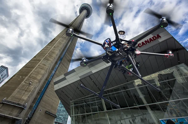 Fliegende Drohne am Himmel von Toronto — Stockfoto