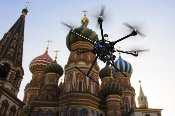 Fliegende Drohne am Himmel von Moskau — Stockfoto