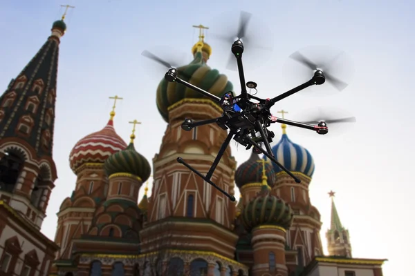 在莫斯科的天空中飞行的无人机 免版税图库照片