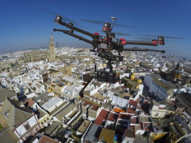 Seville çatılarda uçan uçak 