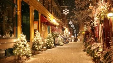 Kar ıssız bir sokakta Noel için dekore edilmiş düşüyor