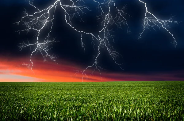 Orage avec foudre dans la prairie verte — Photo