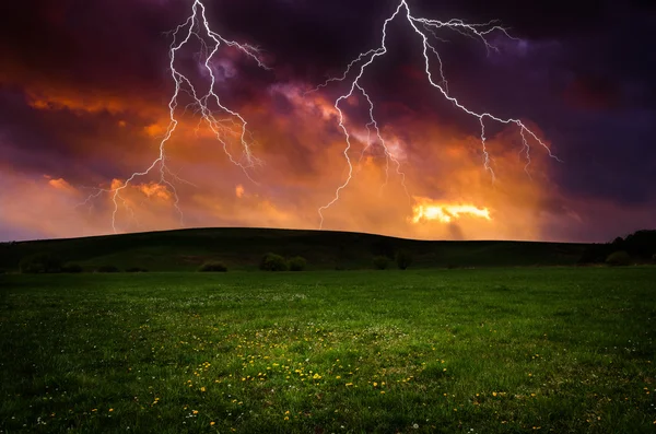 Tormenta con relámpagos en pradera verde — Foto de Stock