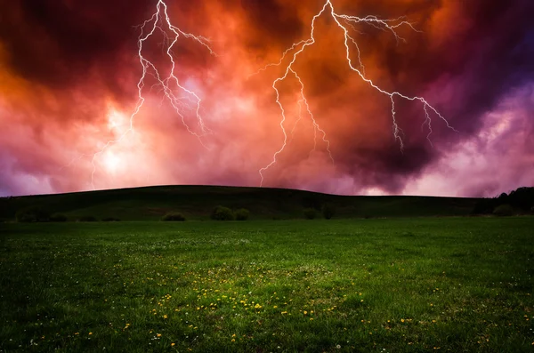 Orage avec foudre dans la prairie verte — Photo