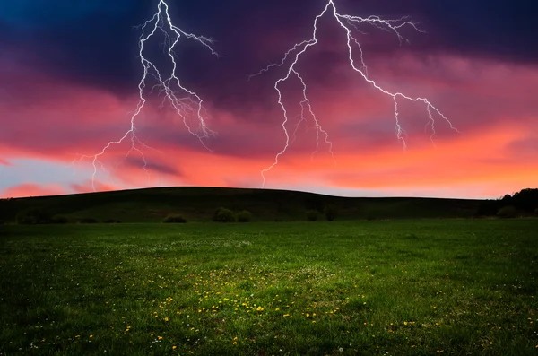 Trovoada com relâmpagos no prado verde — Fotografia de Stock