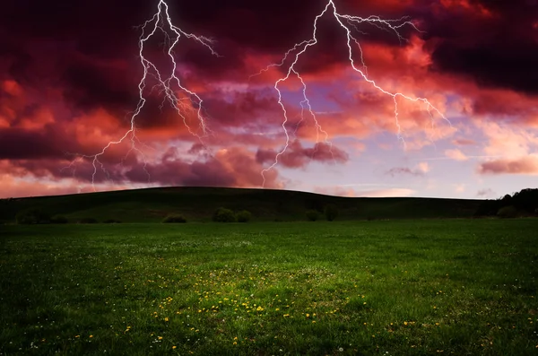 Tormenta con relámpagos en pradera verde — Foto de Stock