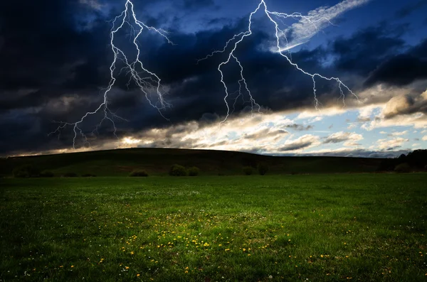 Thunderstorm with lightning in green meadow — Stock Photo, Image