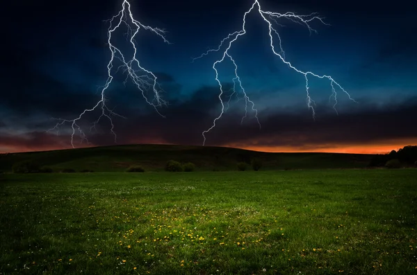 Orage avec foudre dans la prairie verte — Photo