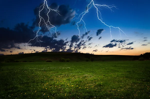 Orage avec foudre dans la prairie verte — Photo