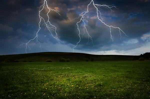 Thunderstorm with lightning in green meadow — Stock Photo, Image