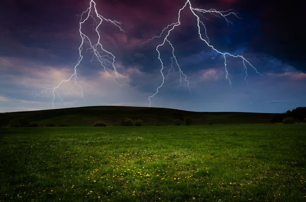 Trovoada com relâmpagos no prado verde — Fotografia de Stock