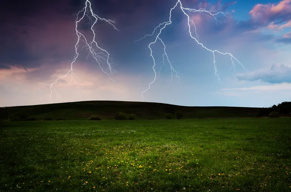 緑の草原の雷と雷雨 — ストック写真