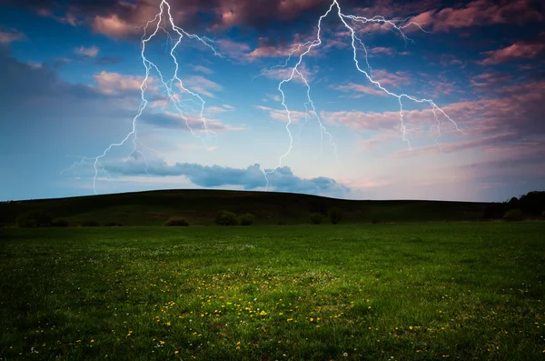Onweersbui met bliksem in groene weide — Stockfoto