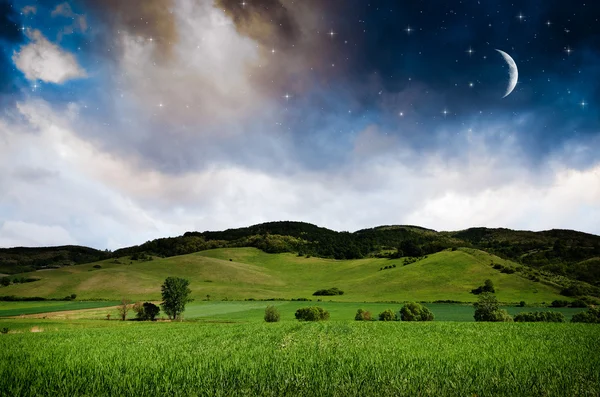 Nacht landschap achtergrond met maan — Stockfoto