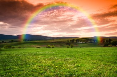 Gökkuşağı ve bulutlu fırtınalı gökyüzü