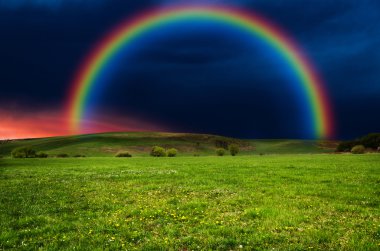 Gökkuşağı ve bulutlu fırtınalı gökyüzü