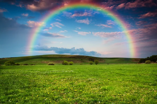 Arco iris y cielo tormentoso nublado — Foto de Stock