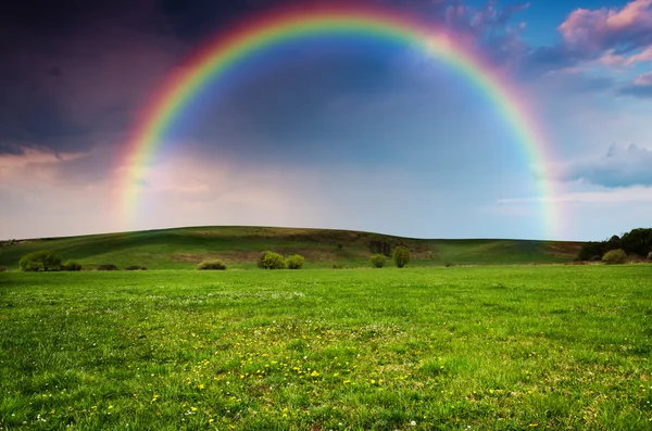 Arco iris y cielo tormentoso nublado — Foto de Stock